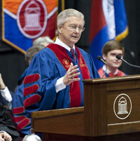 Carl Sewell speaks at SMU graduation on 17 December 2011