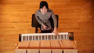 Eliana Yi playing the smaller piano keyboard
