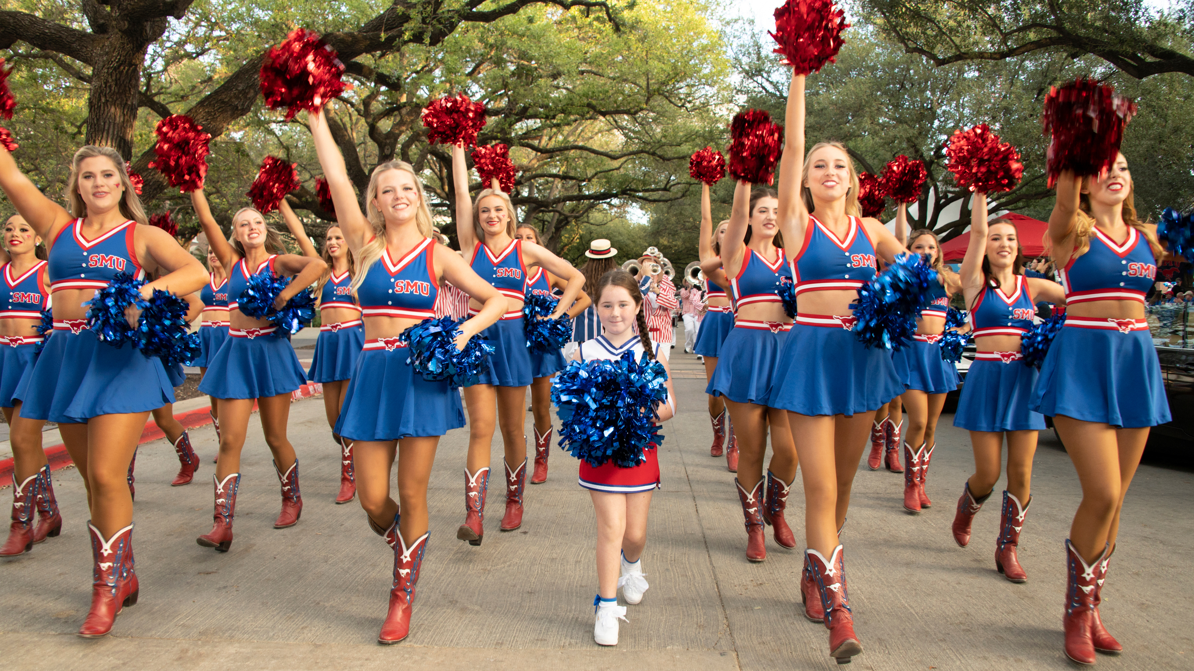 Homecoming parade cheerleaders