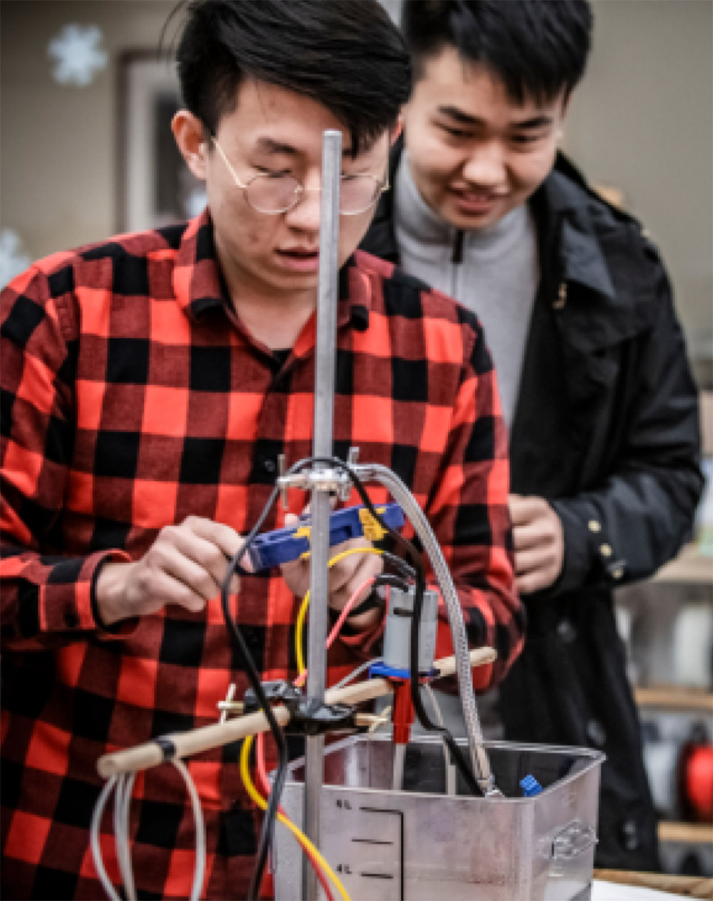 SMU students in an engineering lab.