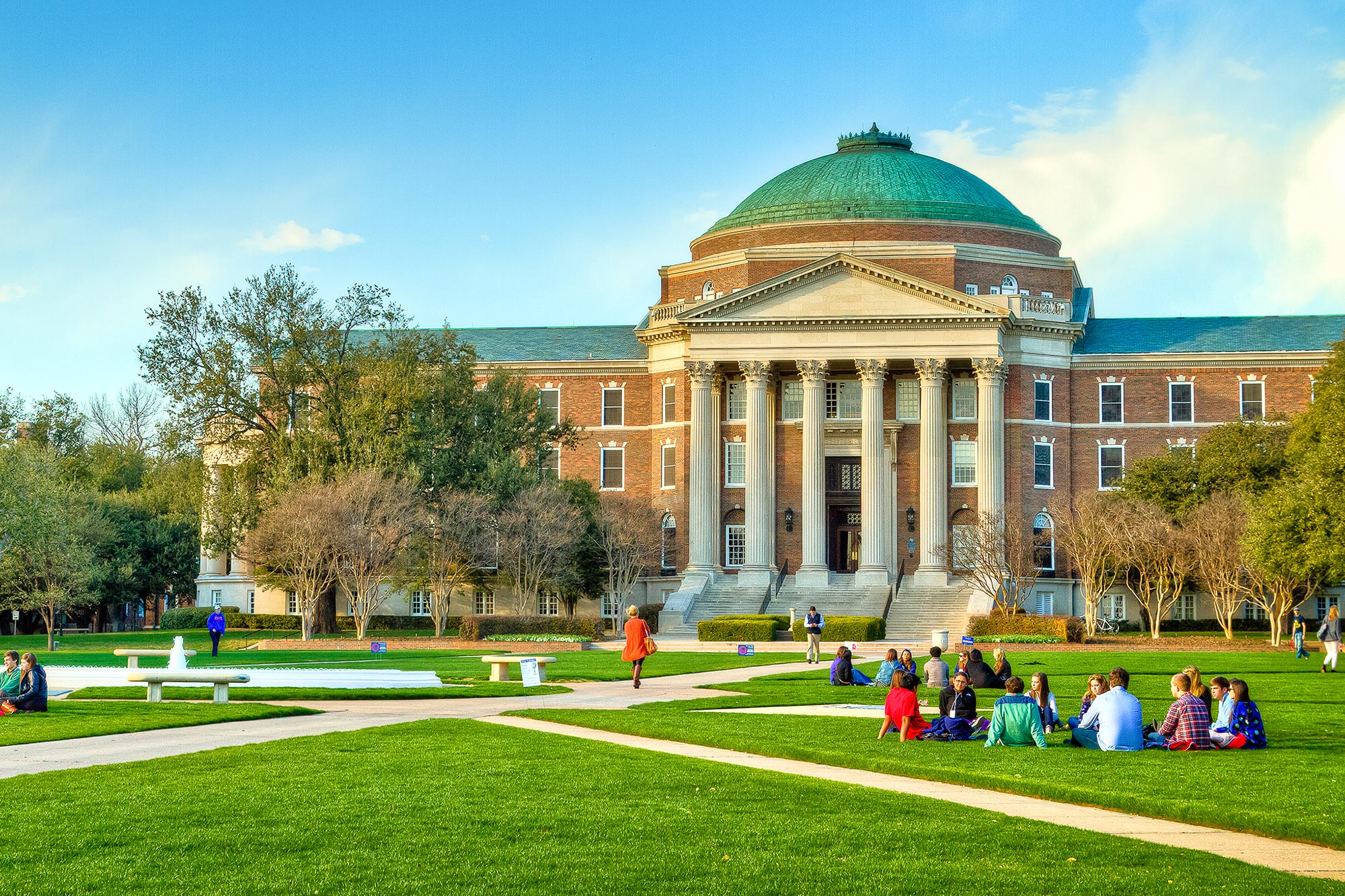 Students in front of Dallas Hall