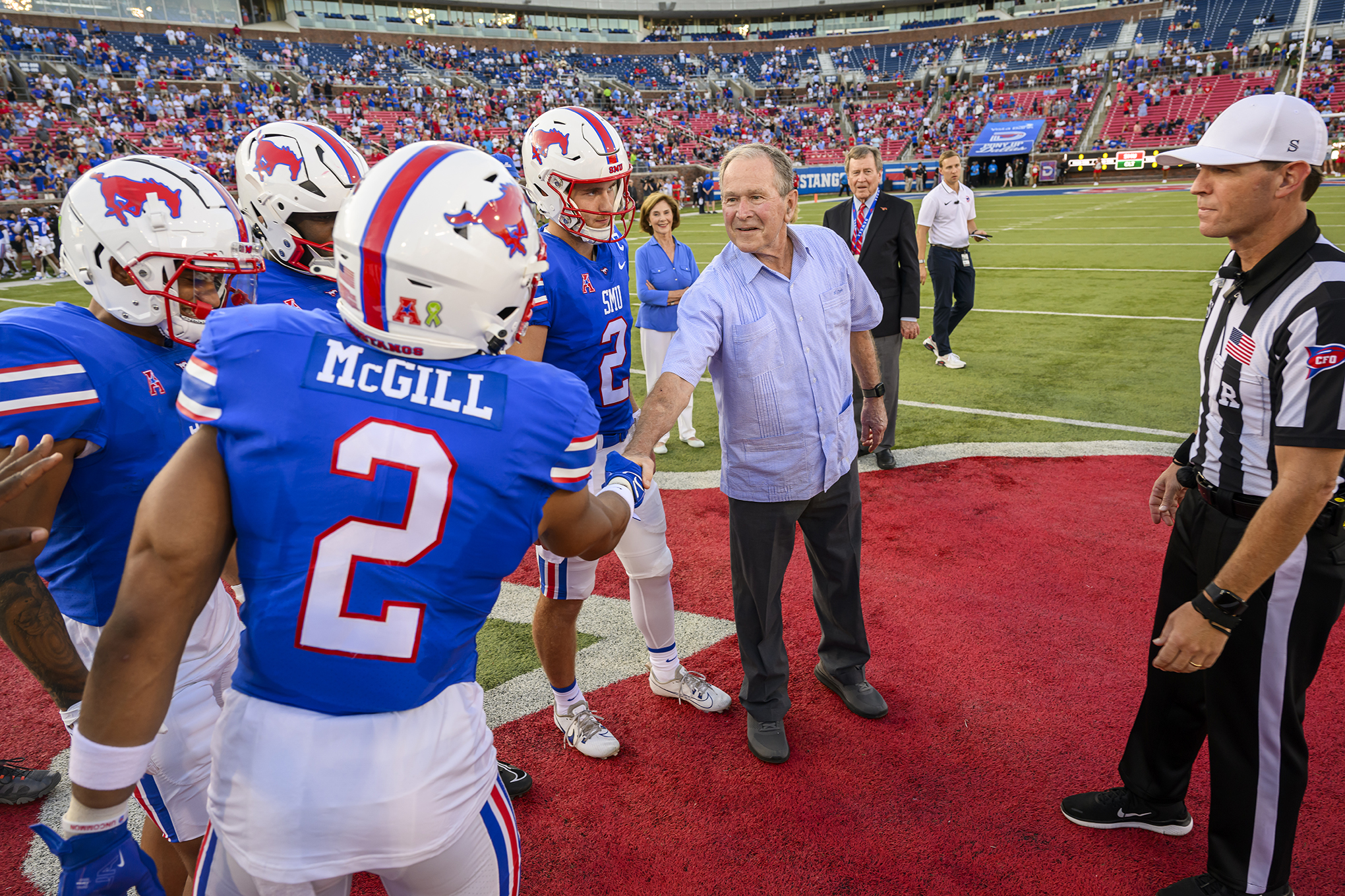  Pres. George W. Bush shakes hands with SMU football players before coin toss