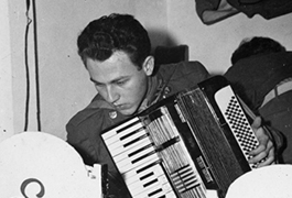 Frank Davis playing the accordion (Naples)