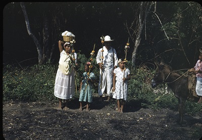 Grupo regressando de Papantla, con sus palmas benditas., 1948
