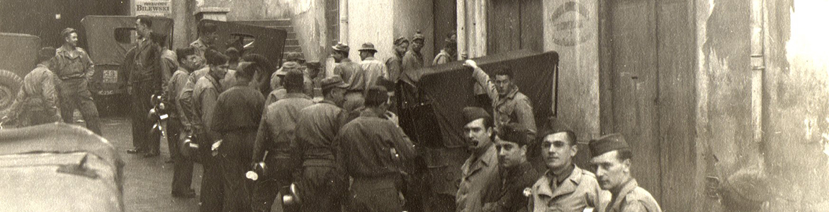 Army chow line in a side street, Algiers, 1943