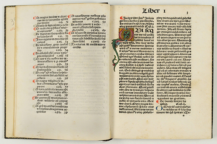 A Latin copy of the Imitatio Christi with handwritten initials where the initial Q has been illuminated with gold leaf and vegetal decoration.