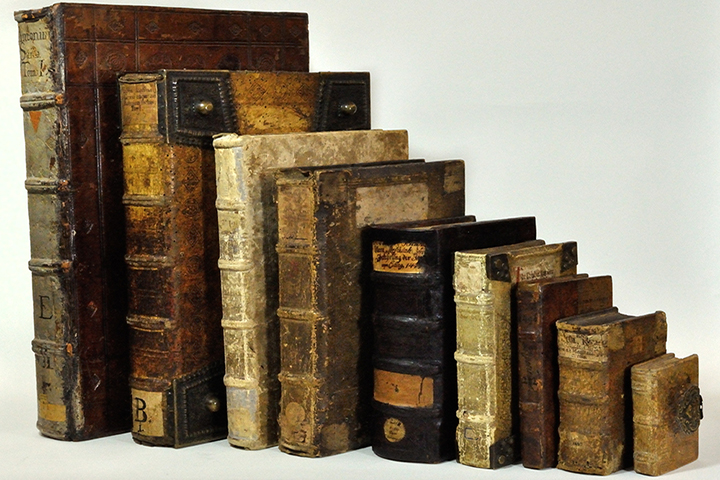 Nine books arranged in size order showing the standard book sizes of the fifteenth century.