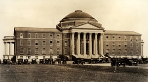 Black and White Photo of early dallas hall with cars.