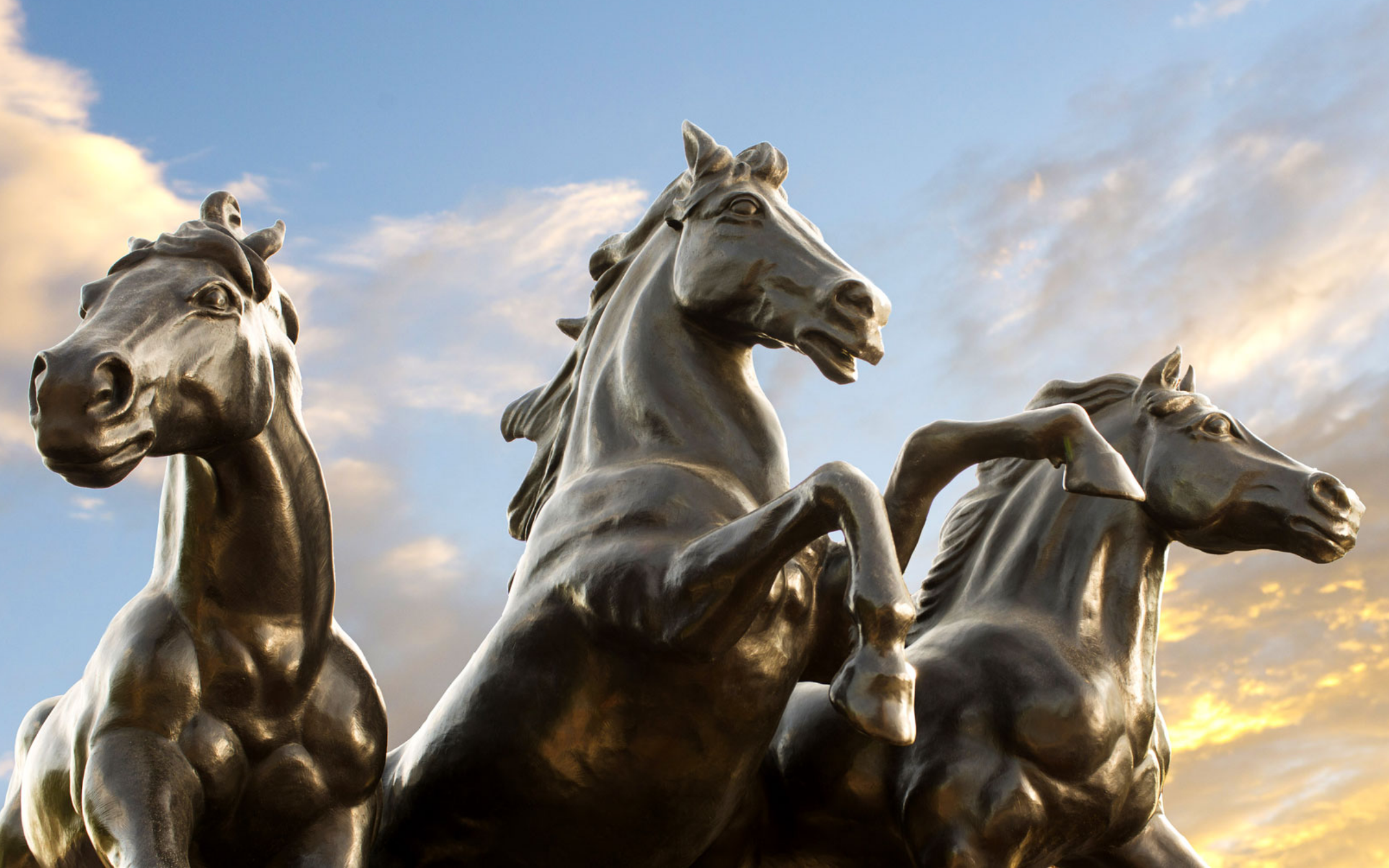 mustangs statue