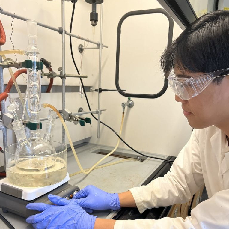 Picture of Summer Research Fellow Kevin Nguyen in Dr. David Son's chemistry lab