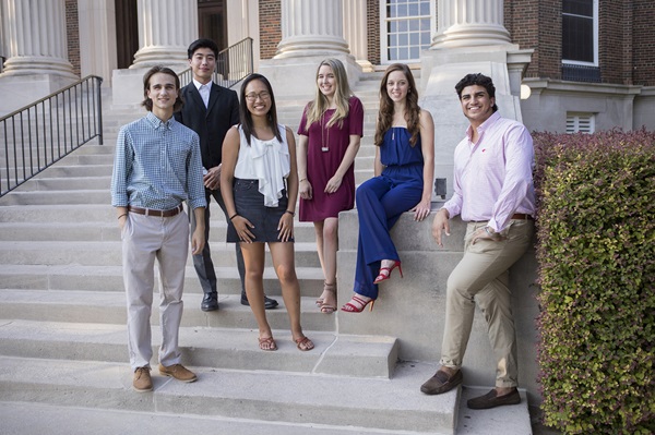 Group of 6 Honors students on the steps of Dallas Hall