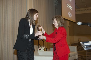 Dr. Stepanie Knight presents Luminary award for Regional Honoree