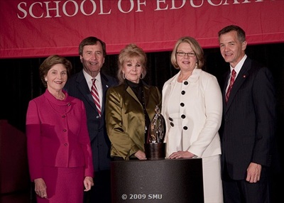 Laura Bush, Gerald Turner, Annette Caldwell Simmons, Margaret Spellings, and David Chard at the 2009 commencement ceremony.
