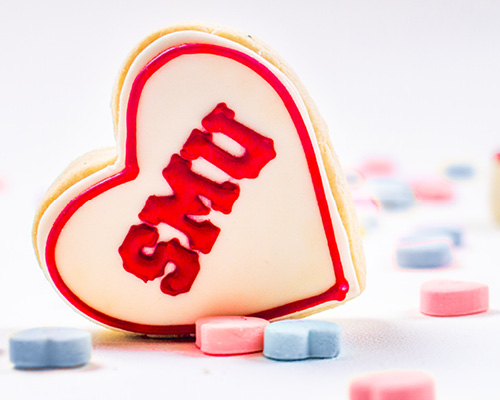 A candy heart with the letters SMU in the center