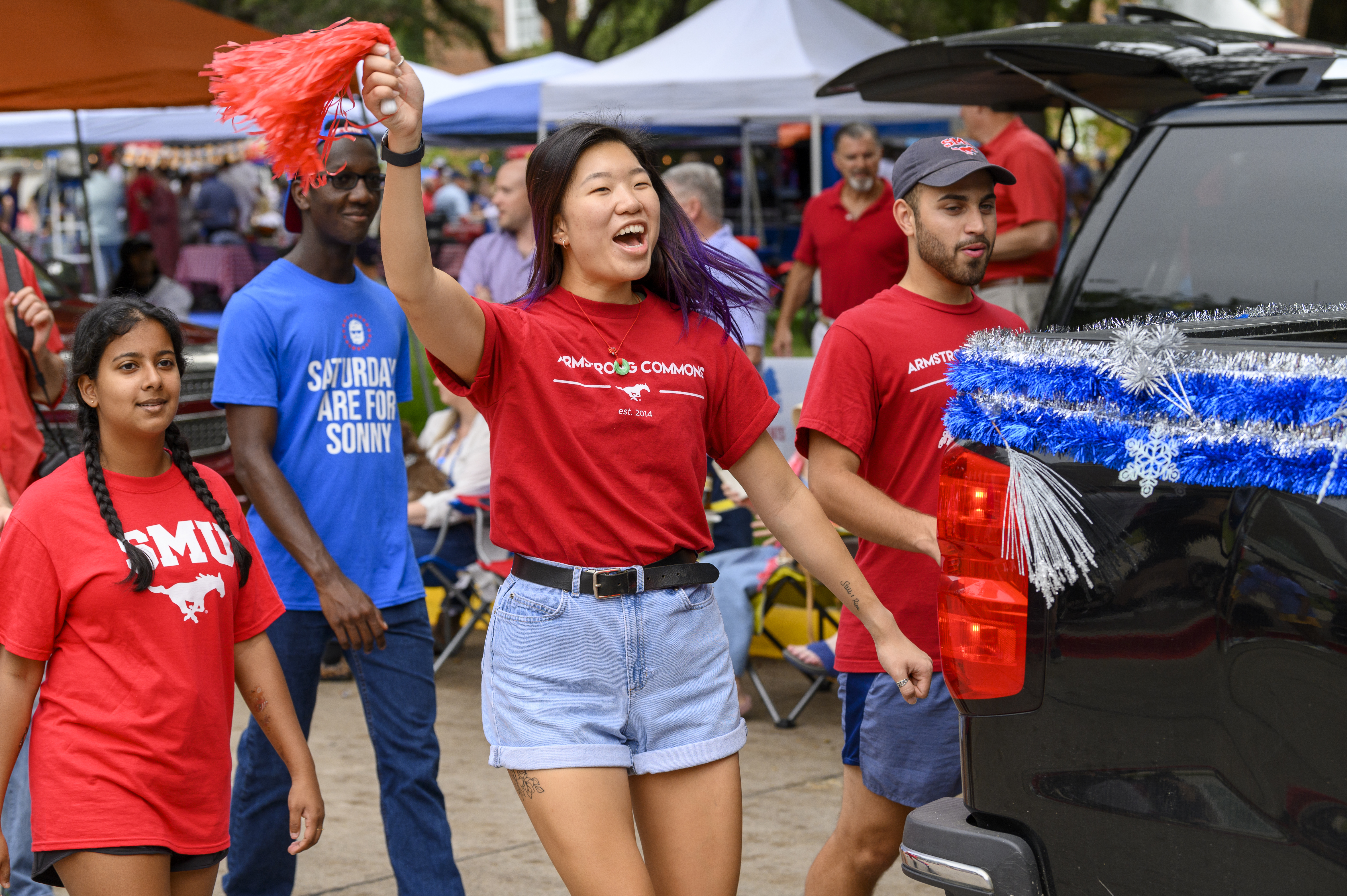 RA leading new students through Move-in 