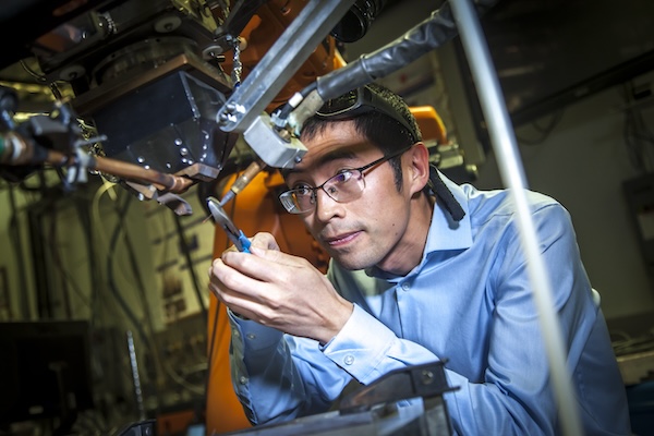 Li Chonggui works at the laser cladding system