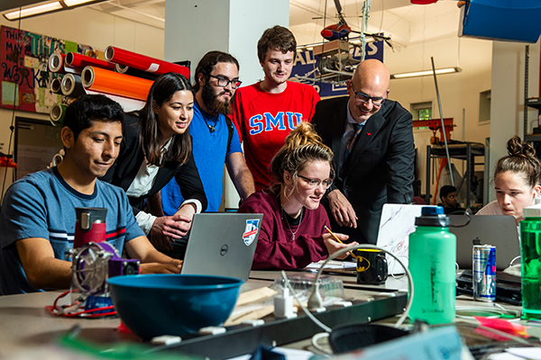 SMU students and mentors collaborate on hands-on projects in the Deason Innovation Gym(DIG).