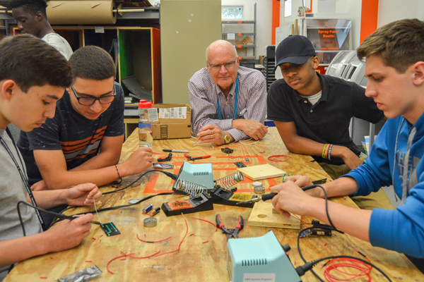 Students are working in the lab with professor 