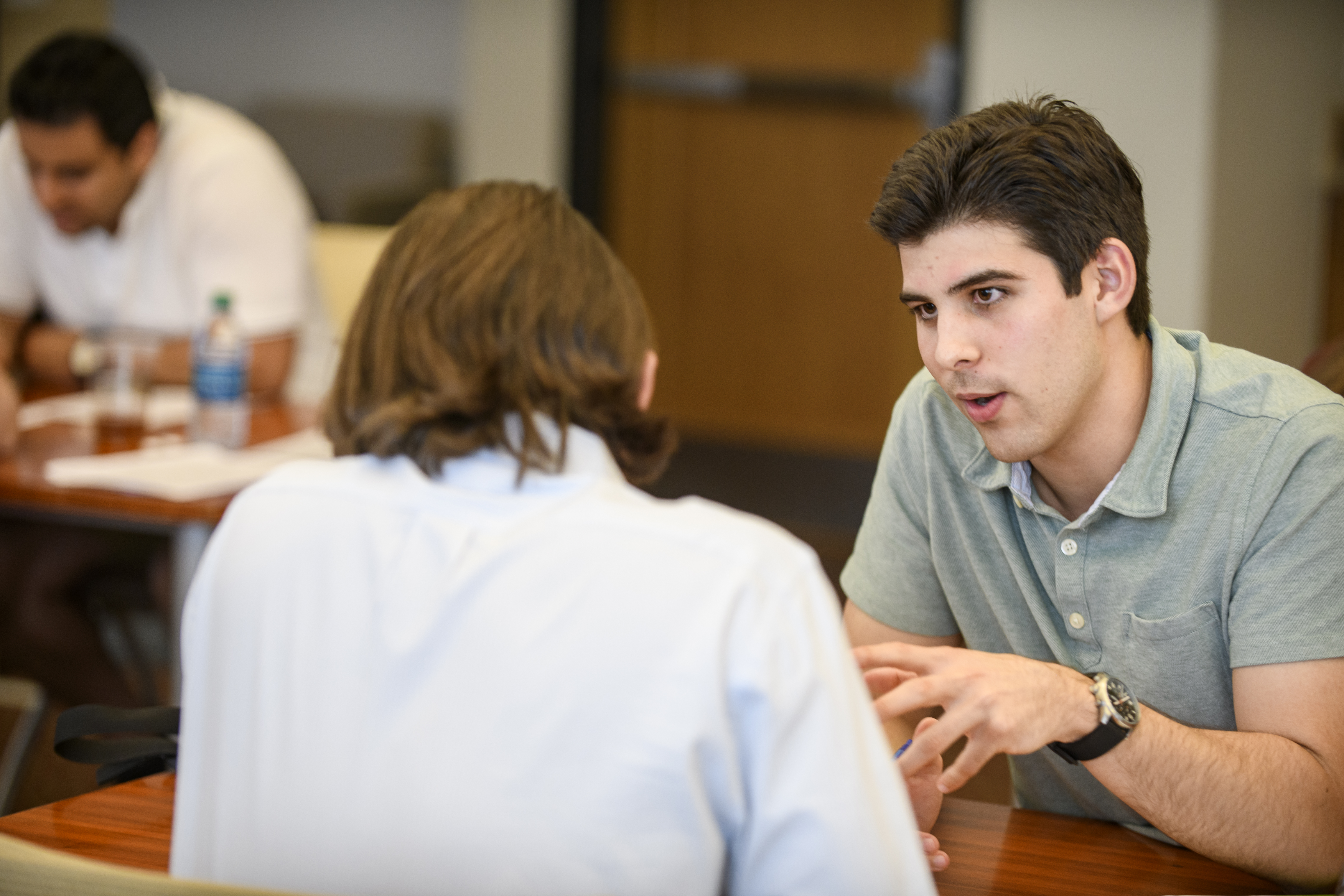 Two SMU students are discussing with each other.