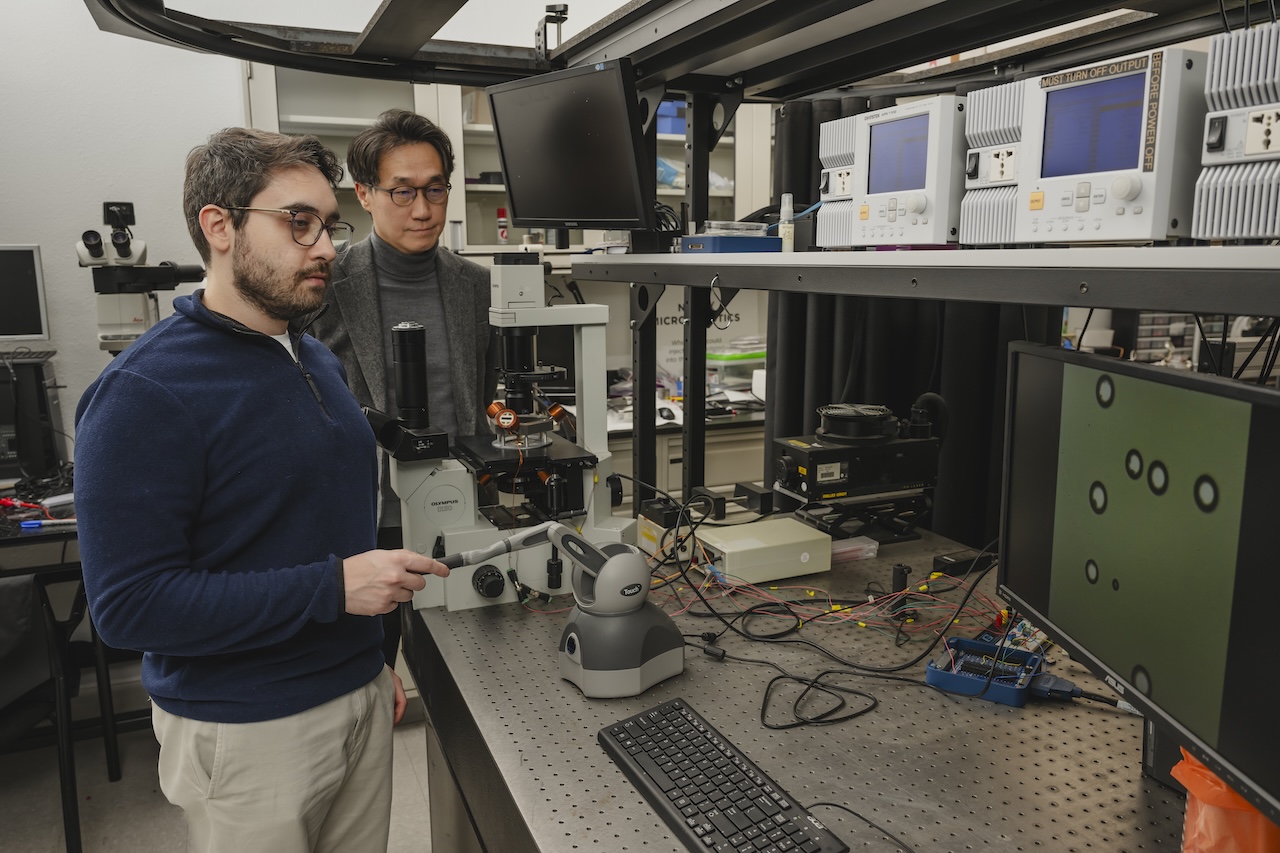 MinJun Kim Yasin Duygu pf SMU Lyle performing research with his student in the lab.