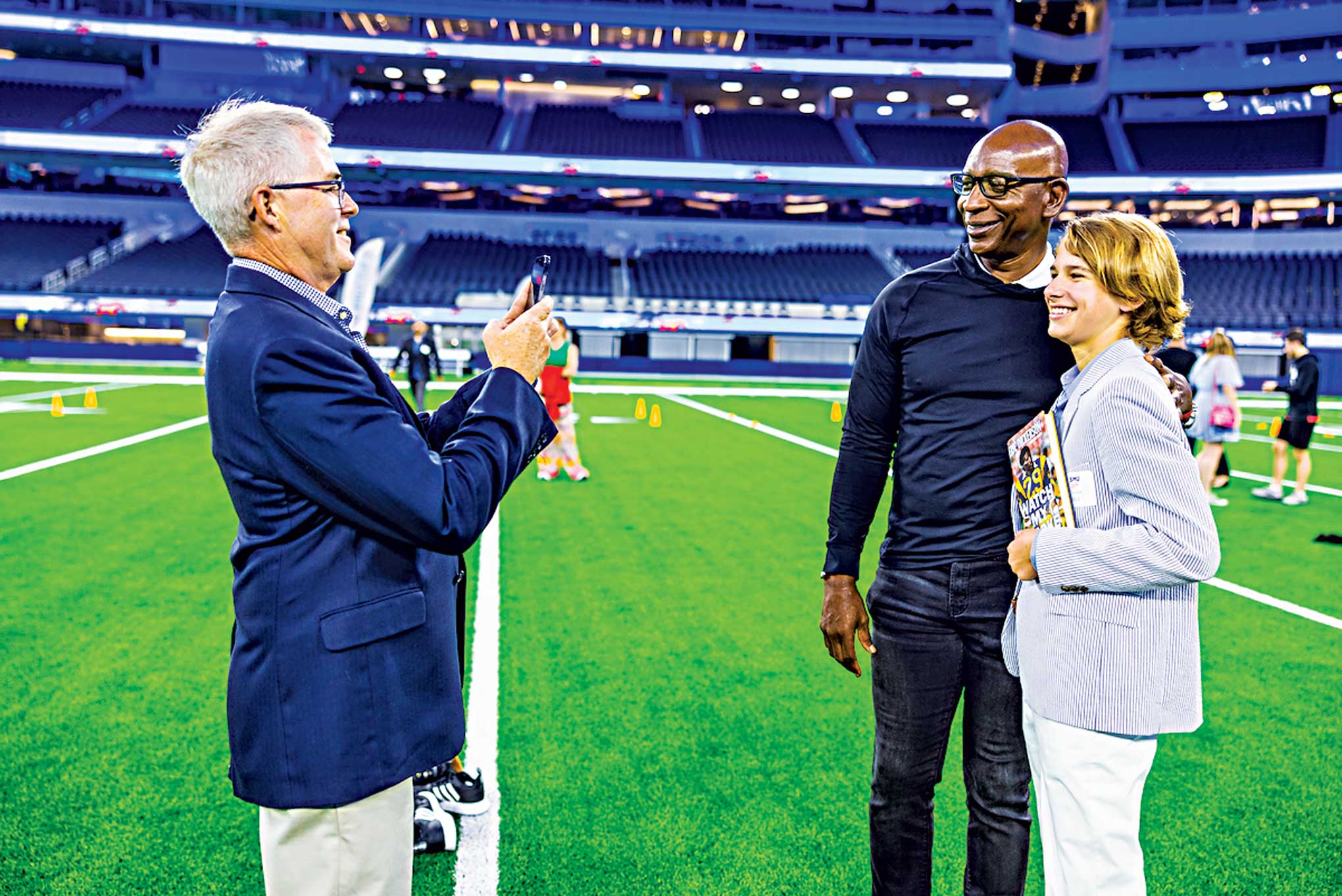 Person taking photo of Eric Dickerson