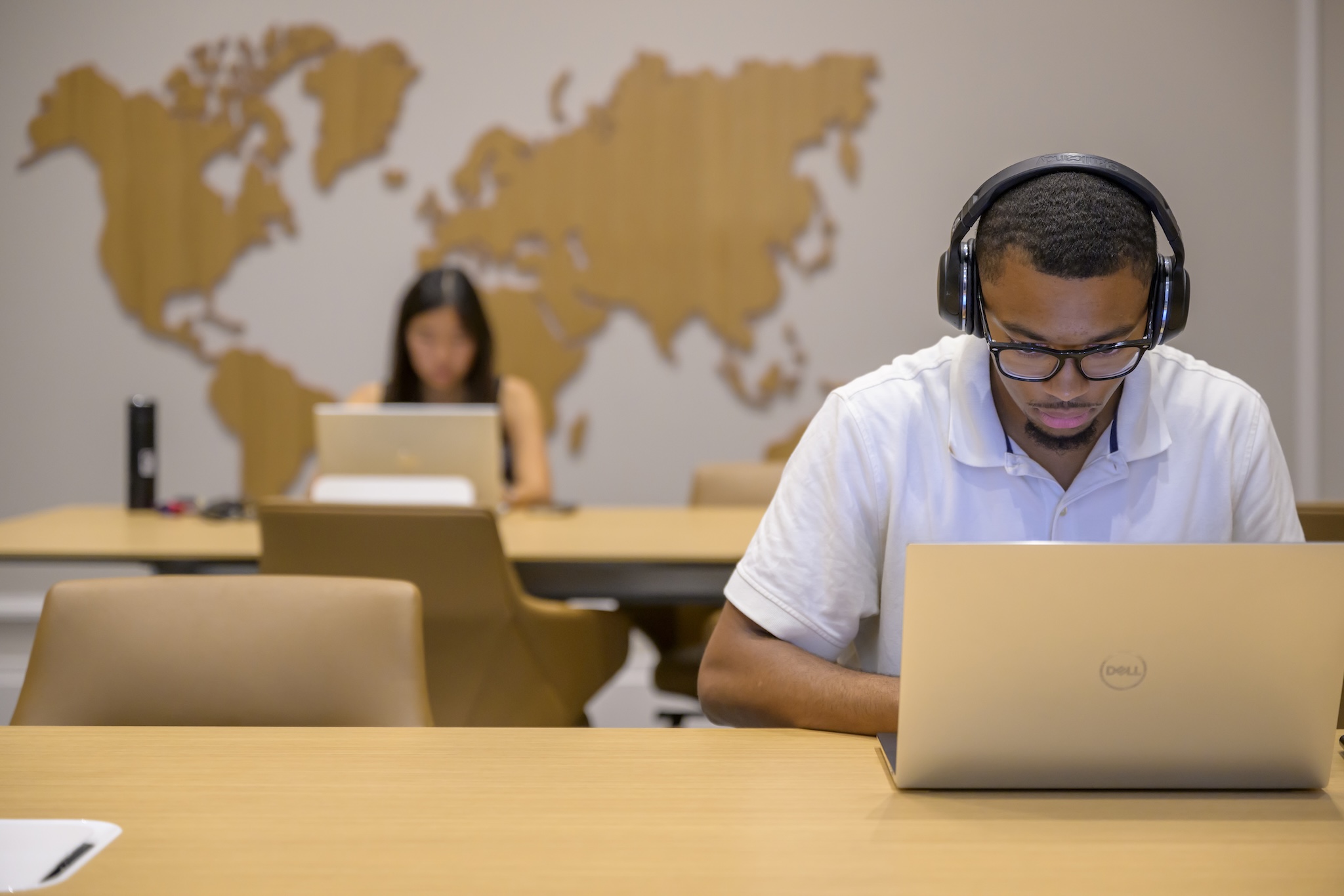 Students in the B.B.A. in Management program at SMU Cox study in the school’s business library.