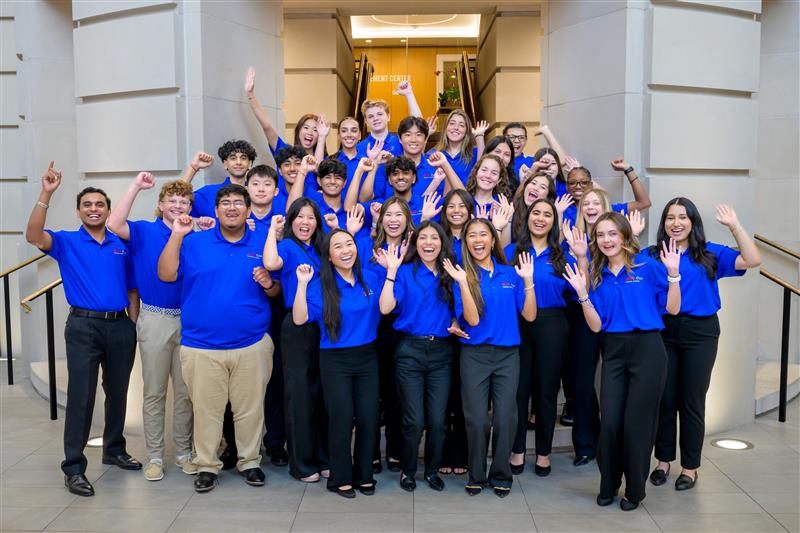 group of subiendo academy students