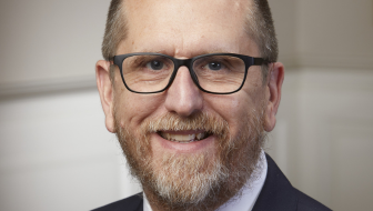 faculty headshot of Greg Sommers