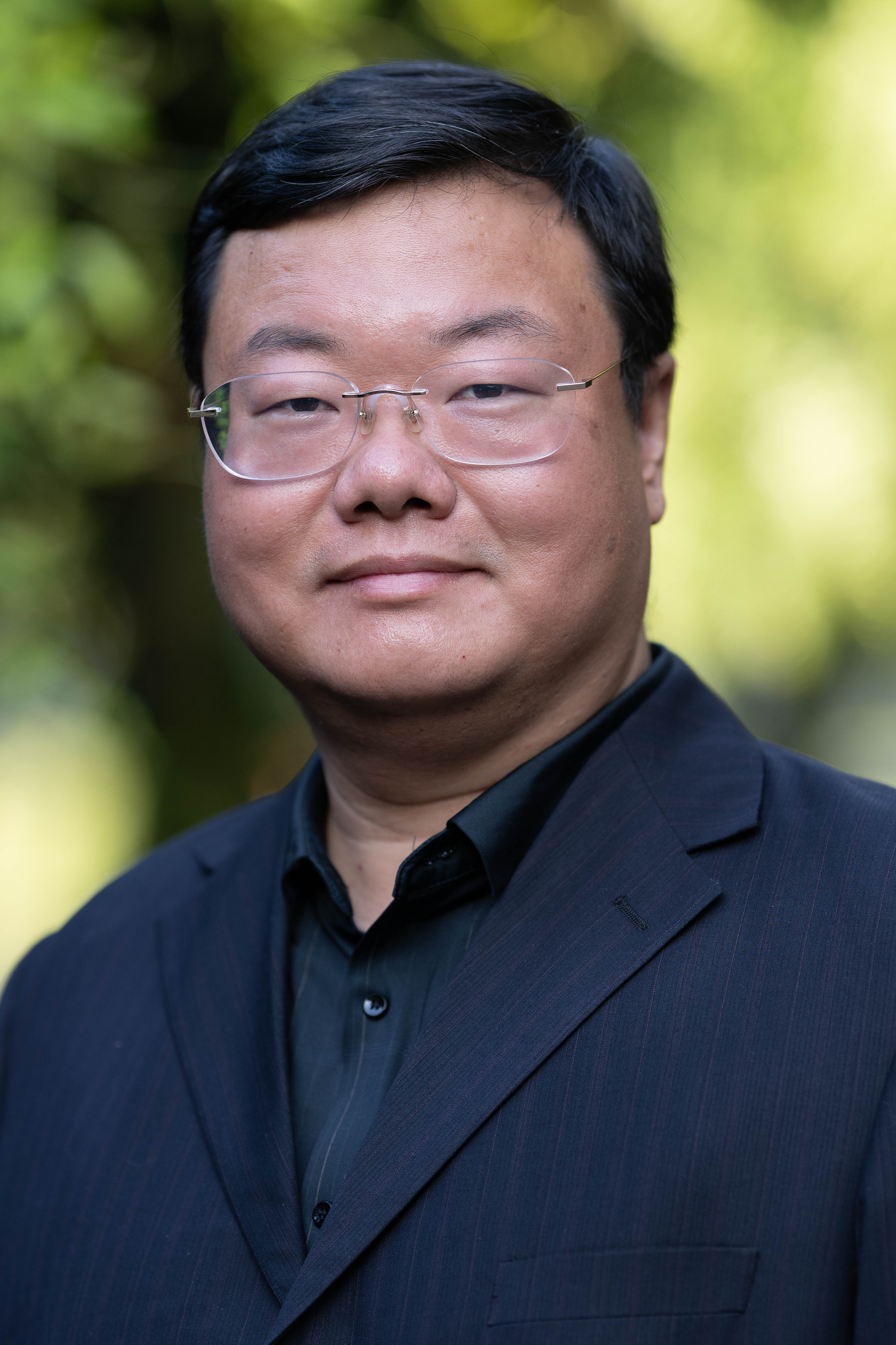 headshot of Frank Fan Xia