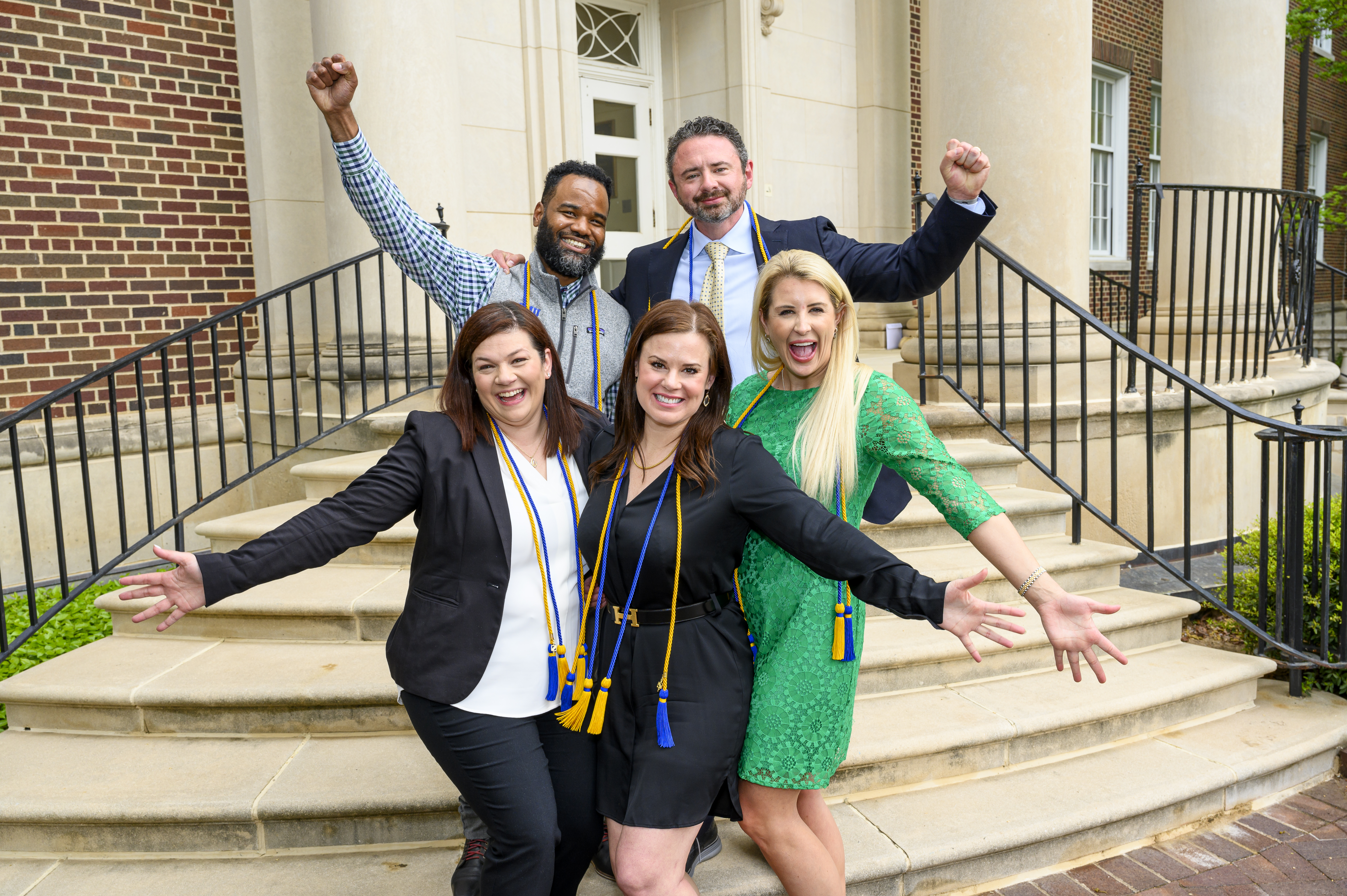 2yr mba students with awards ropes