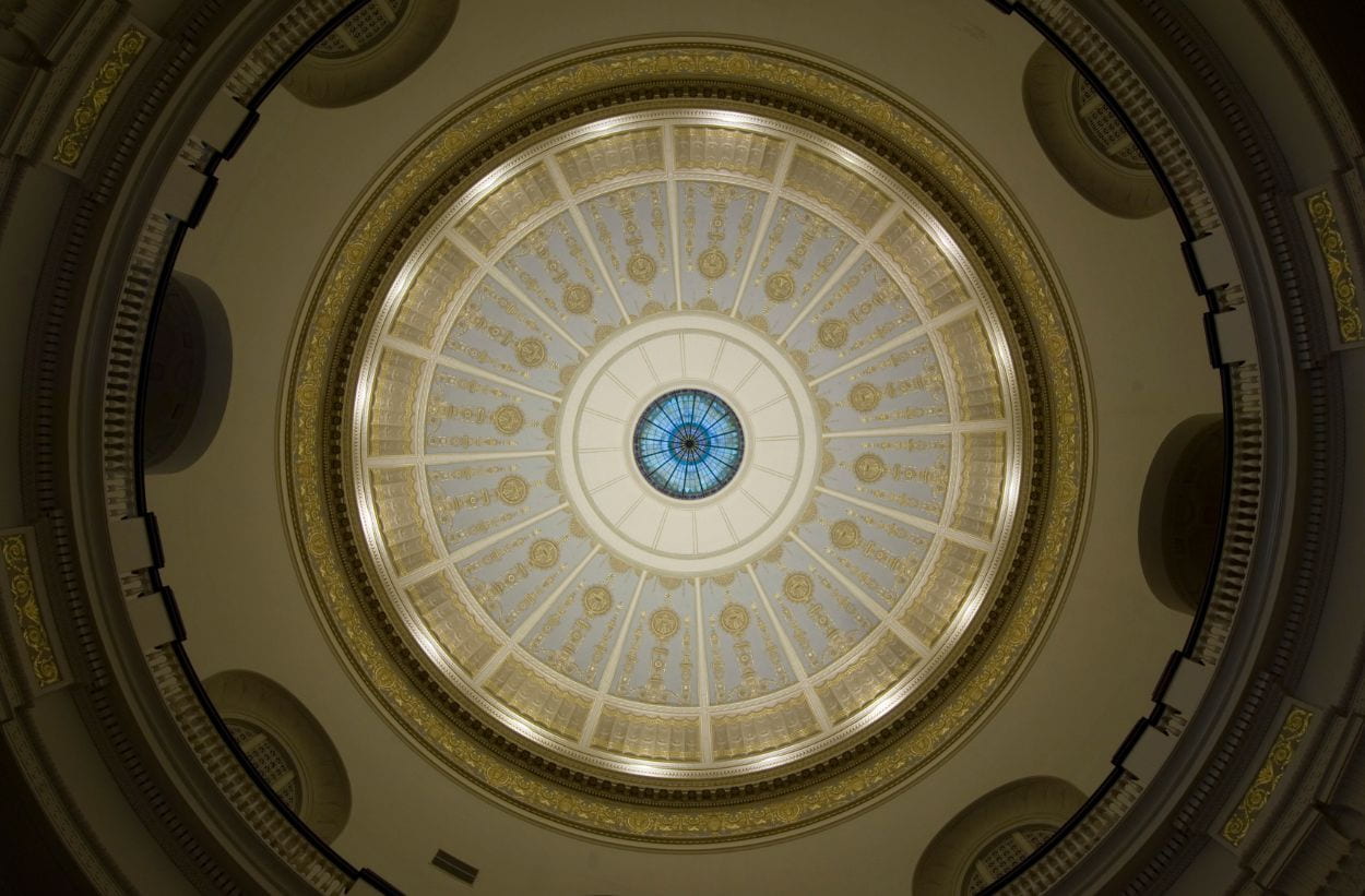 Picture of gold oculus on the ceiling of Dallas Hall
