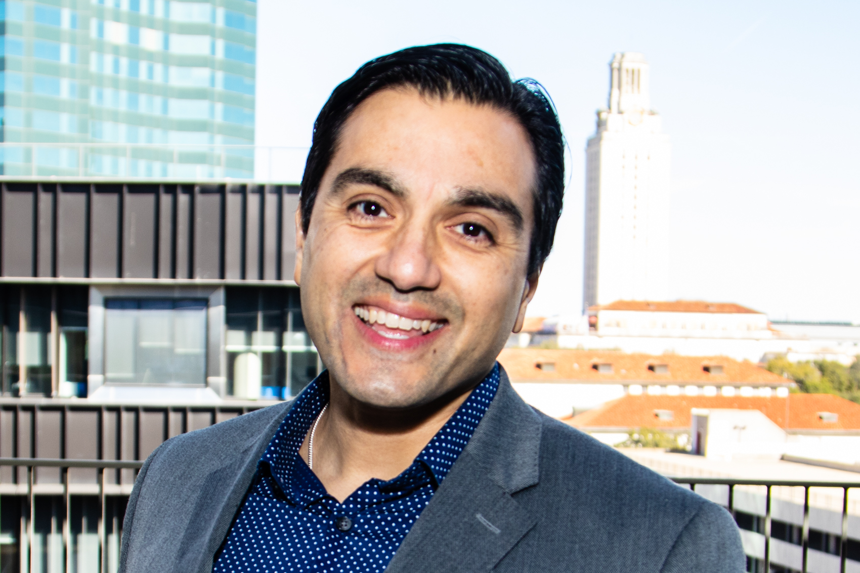 Hector Valle headshot