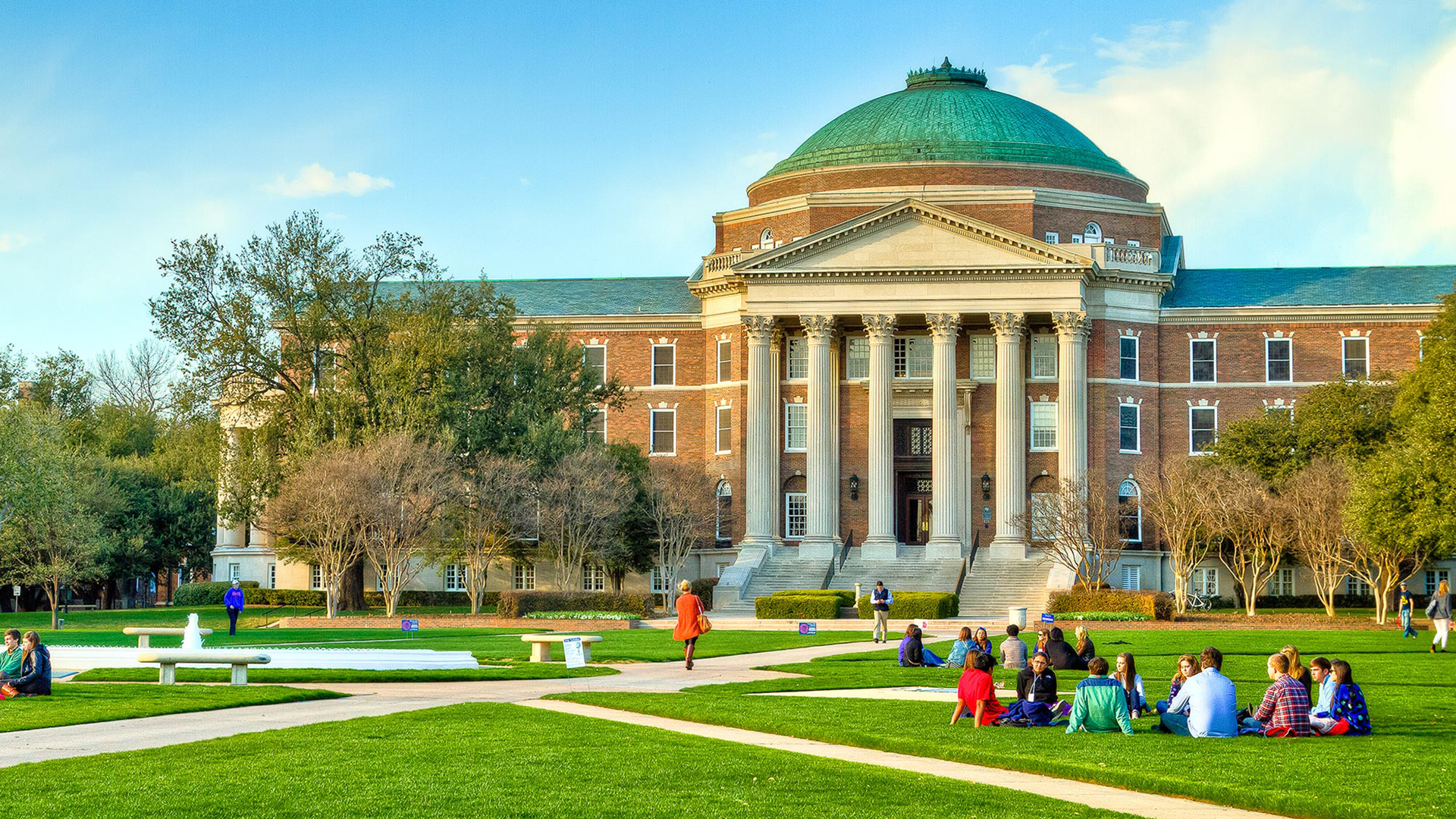 SMU students in front of Dallas Hall
