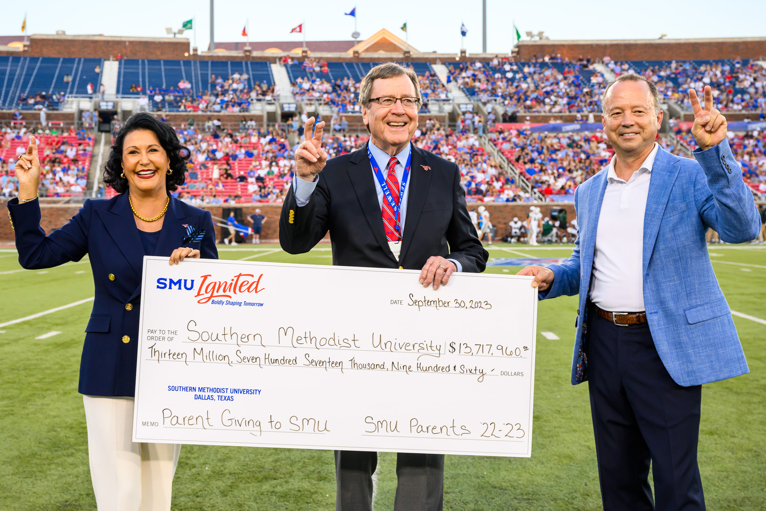 Brian T. Modoff and Teresa Modoff present $13.7 million check to SMU President R. Gerald Turner on behalf of SMU parents