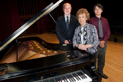Jeanne R. Johnson ’54 at a piano with Samuel S. Holland, Algur H. Meadows Dean of SMU Meadows School of the Arts, and Edward Fretheim ’17