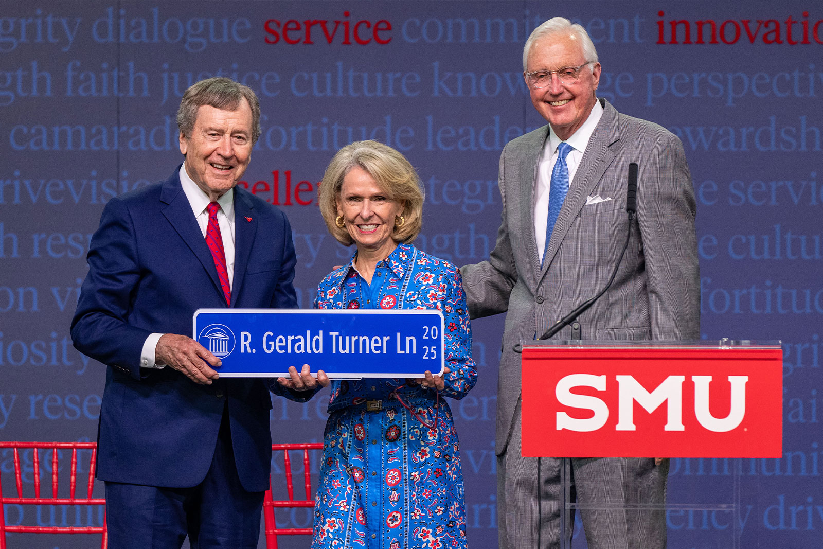 R. Gerald Turner and Gail Turner hold a street sign with the words “R. Gerald Turner Ln.”