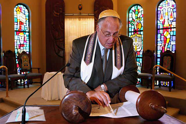Kenneth D. Roseman in the pulpit at Congregation Beth Israel