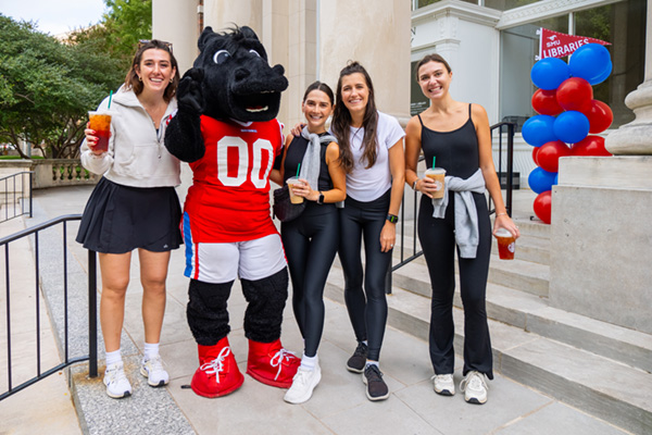 Four students with the Peruna mascot