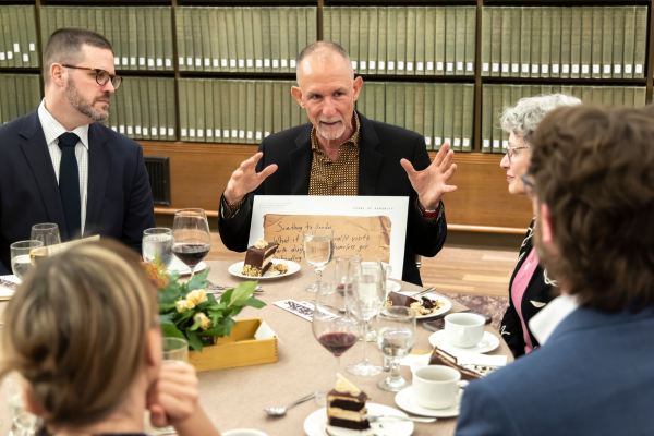 Table host Willie Baronet speaking to his table at Tables of Content