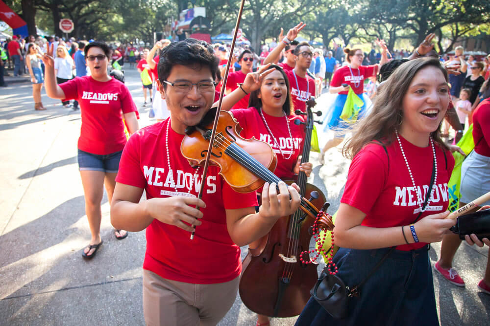 students at homecoming parade