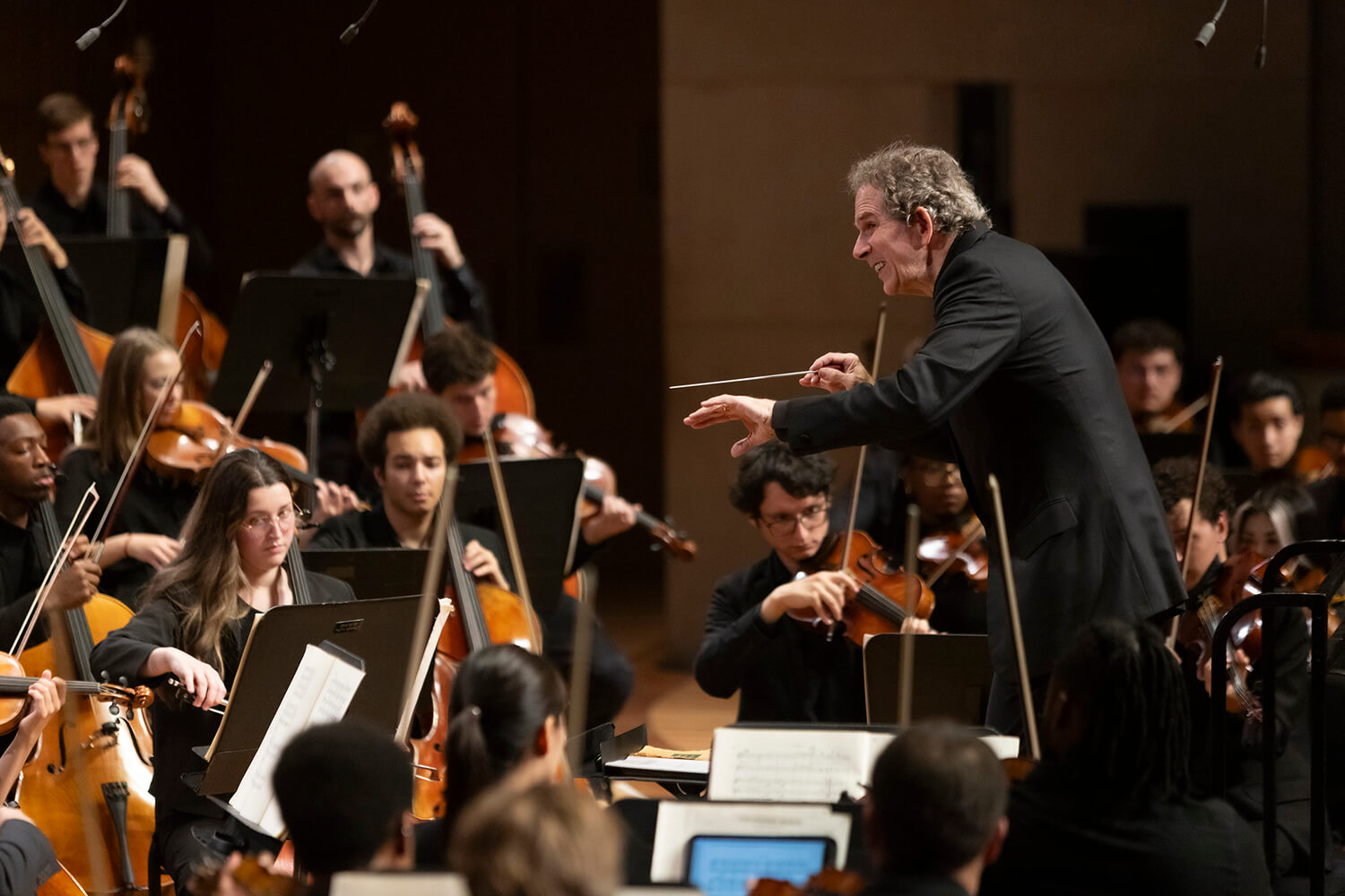 edward-cumming-conducting-orchestra
