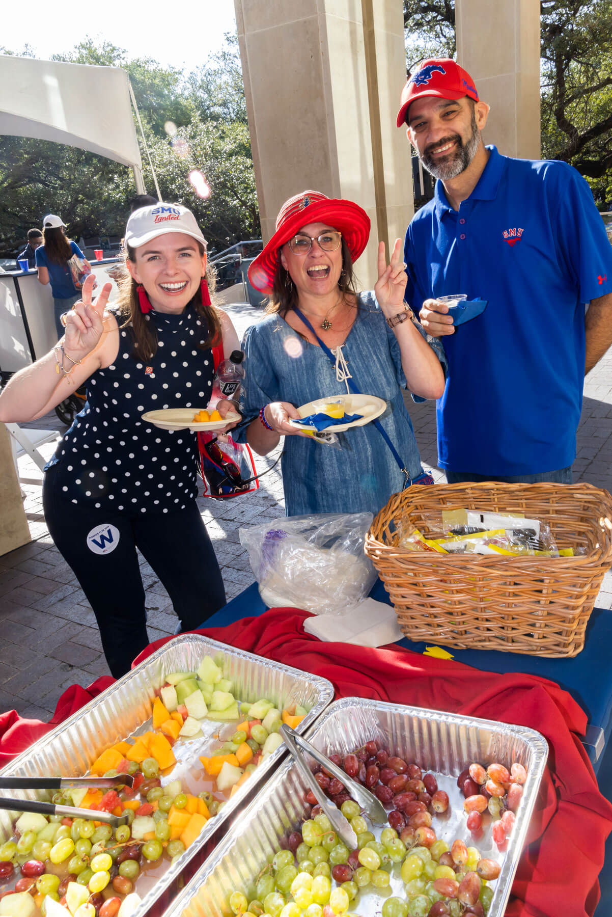 SMU Homecoming parents and student eating food