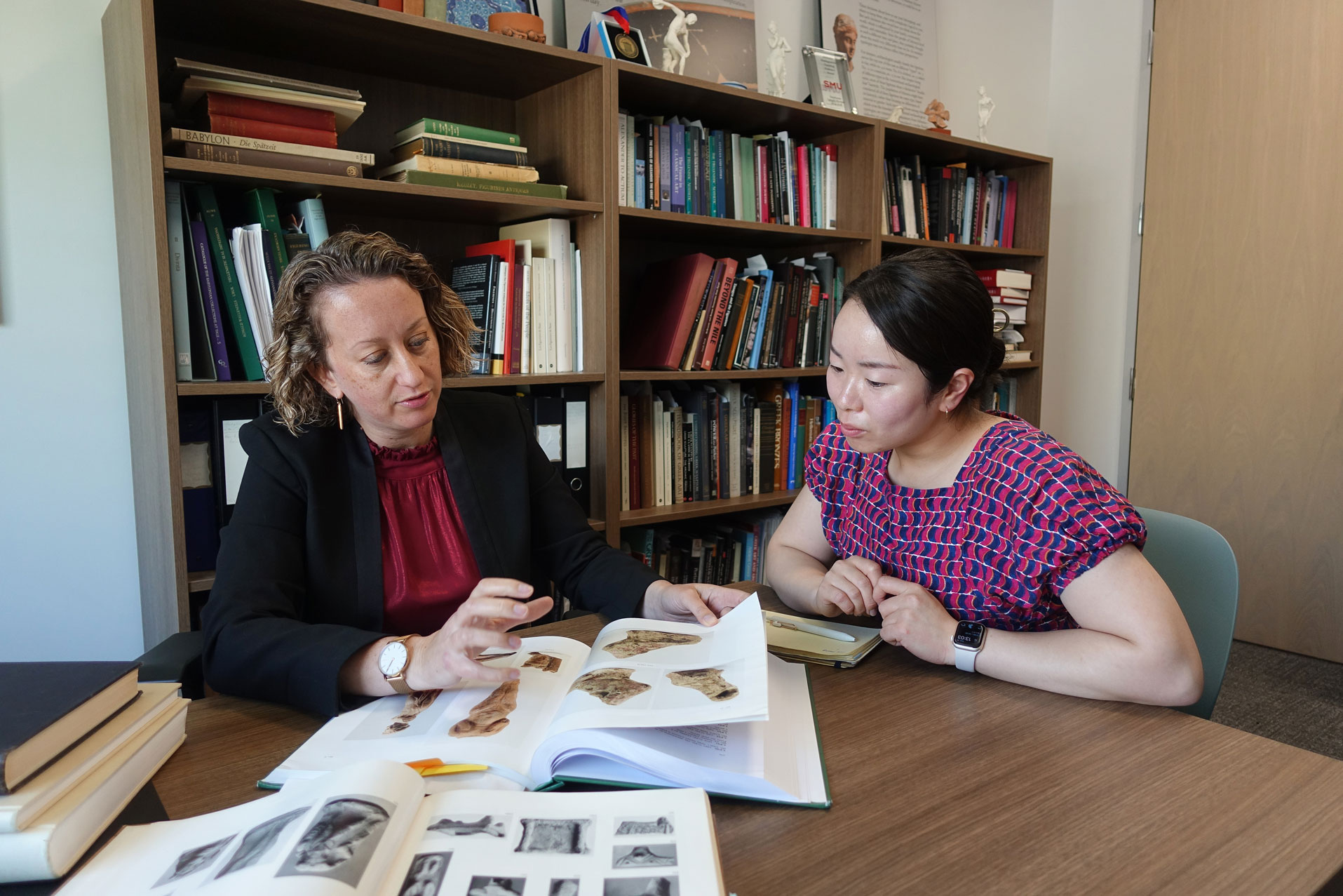 Professor Stephanie Langin-Hooper and visiting scholar Mutsumi Okabe work together on research.