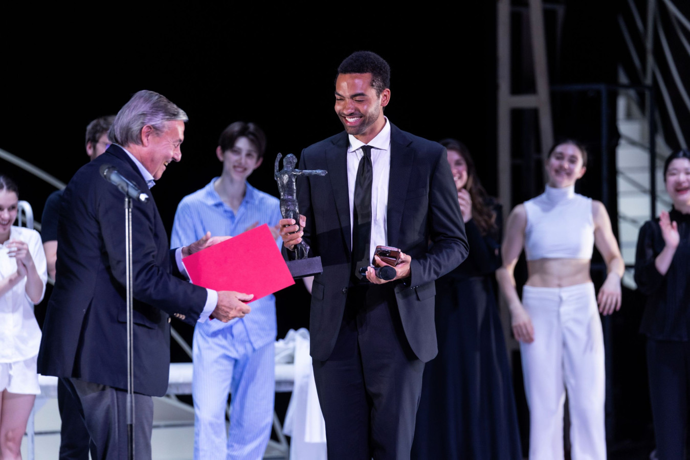 Silas Farley on stage accepting his award as the 2025 John Neumeier Prize for Choreography recipient.