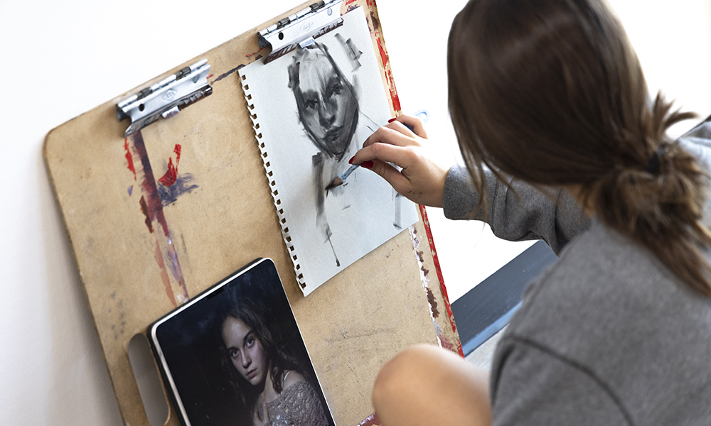 A student in SMU Meadows’ Bachelor of Fine Art in Art program works on a charcoal sketch.