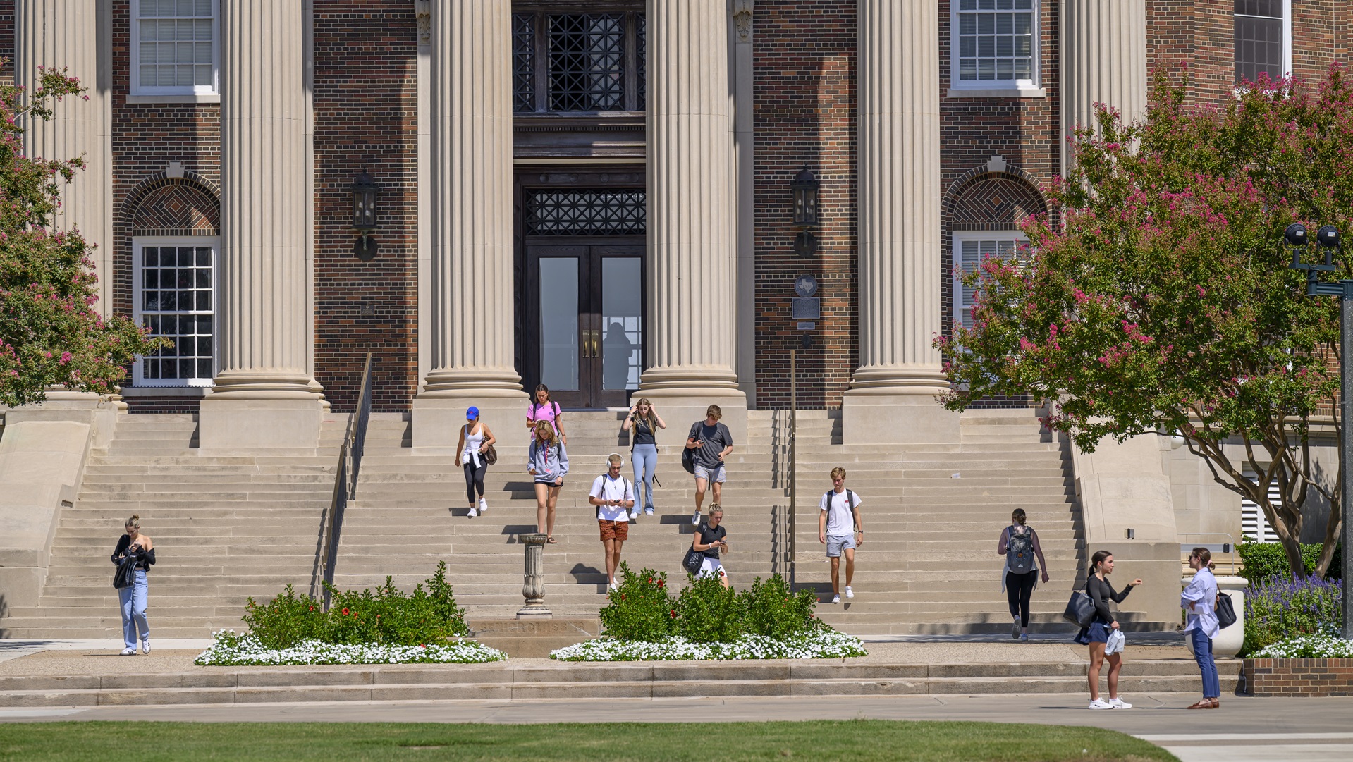 Undergraduate students Dallas Hall