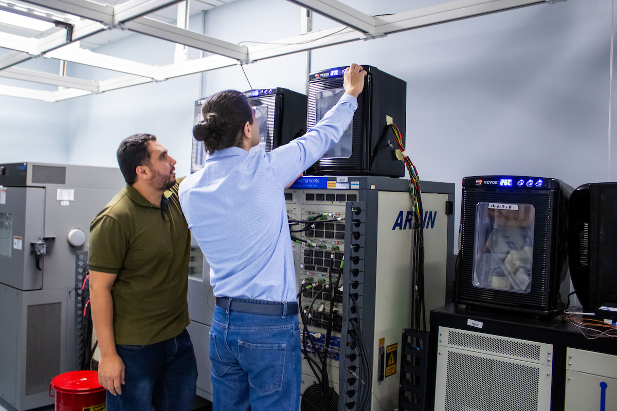 SMU researchers work with advanced computing and high-performance research infrastructure in a technology lab environment.