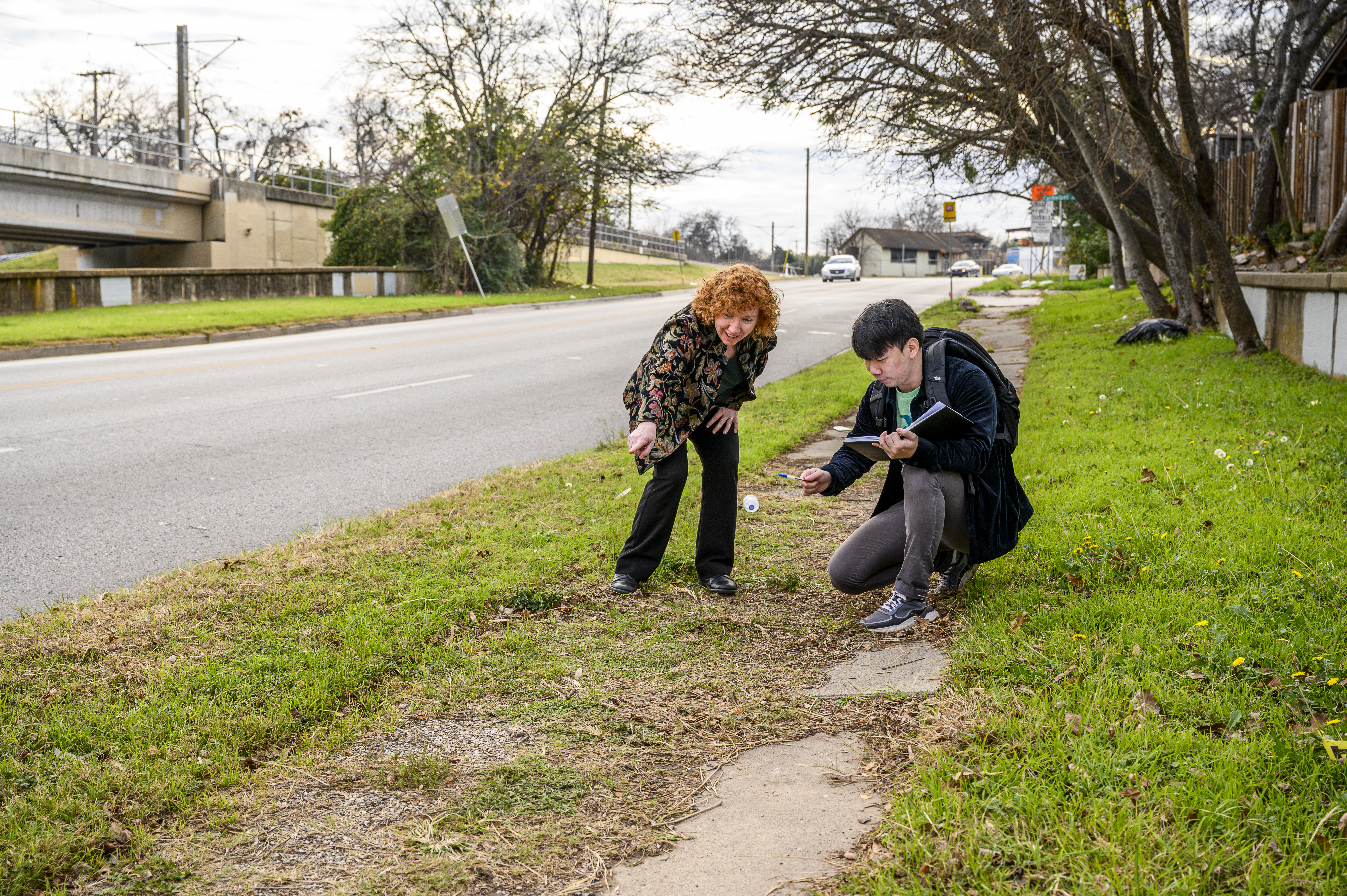 Dr. Minsker with student conducting research