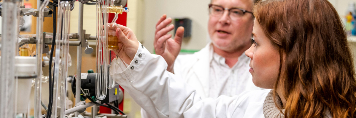 2 Researchers in a Lab