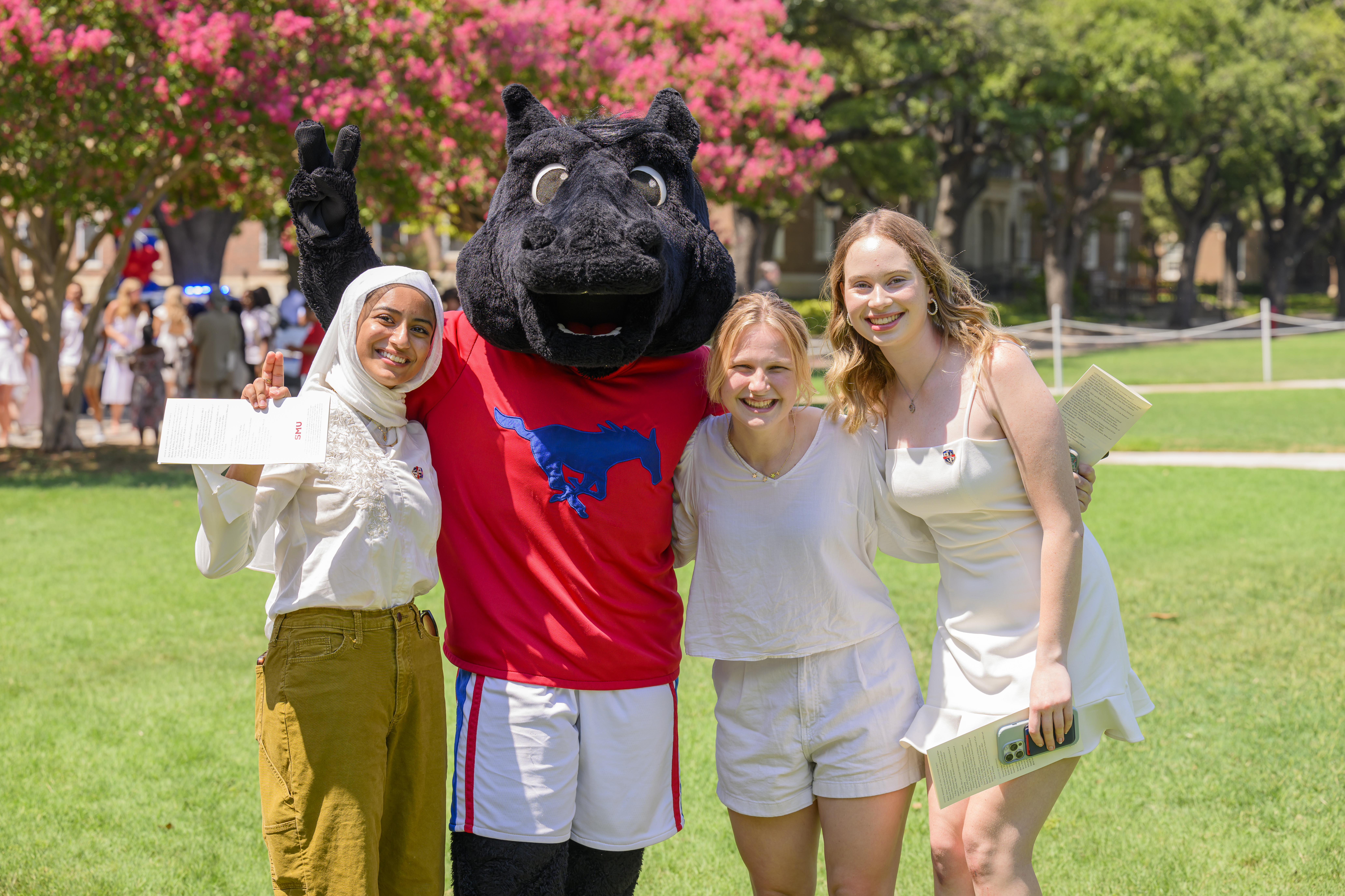 Students at Rotunda Passage posing for a photo with the Peruna Mascot